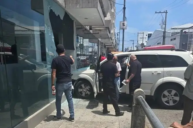 Tanto le urgía llegar al hotel en Veracruz ¡Que se metió con todo y camioneta! 